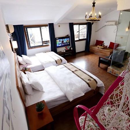 Fenghuang Little Bear Family Guest House מראה חיצוני תמונה